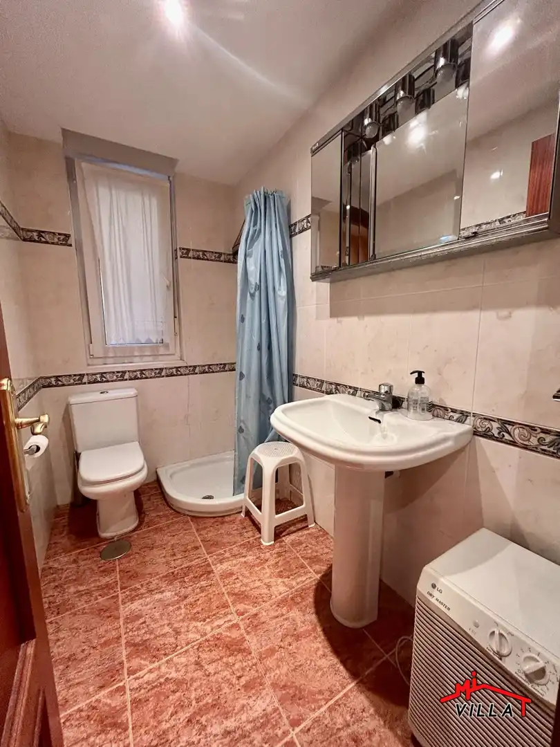 Bathroom of Flat for sale in Laredo  with Heating