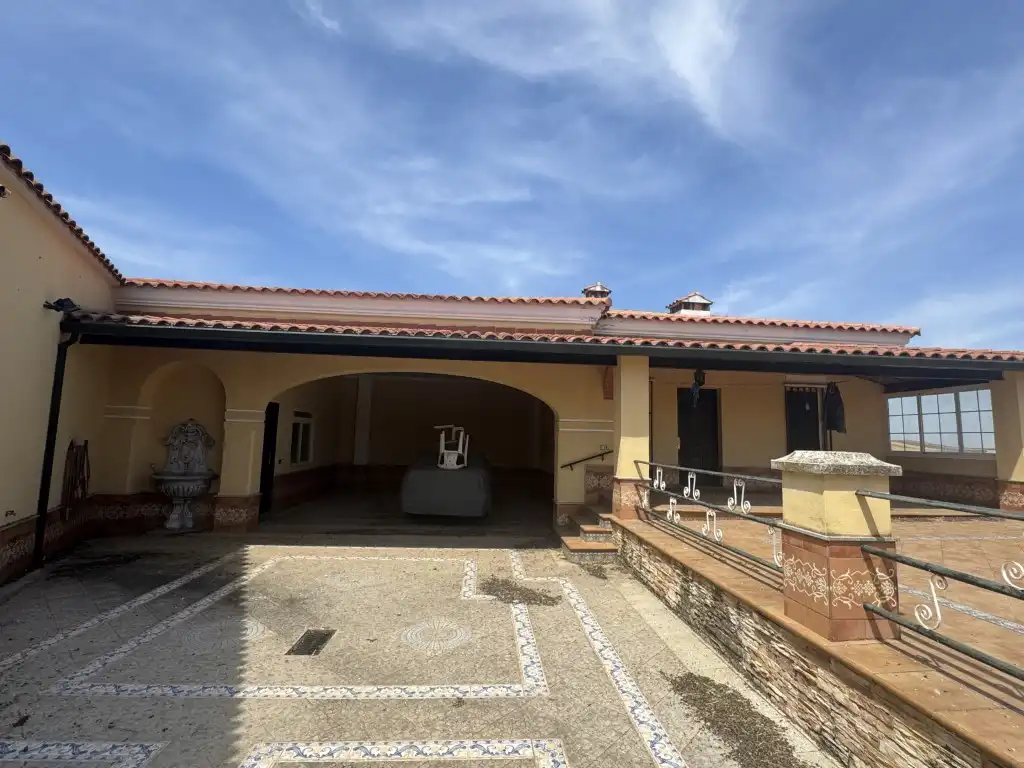 Vista exterior de Casa o xalet en venda en Valencia de las Torres amb Aire condicionat, Terrassa i Piscina