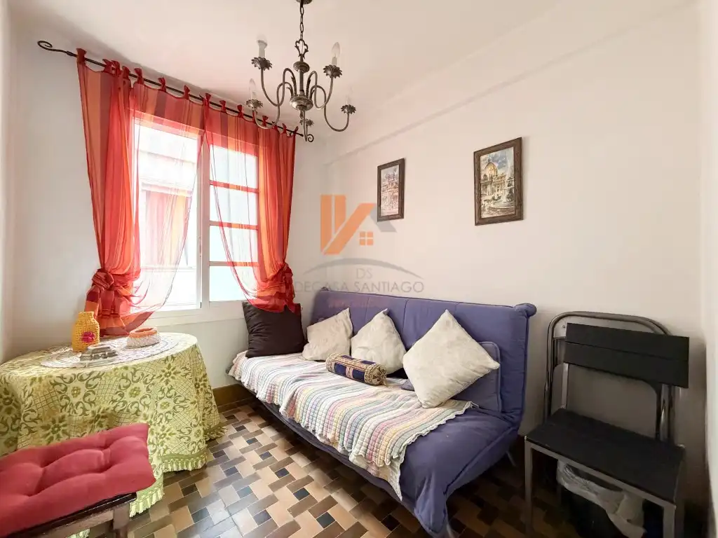Sala d'estar de Pis en venda en Santiago de Compostela  amb Forn
