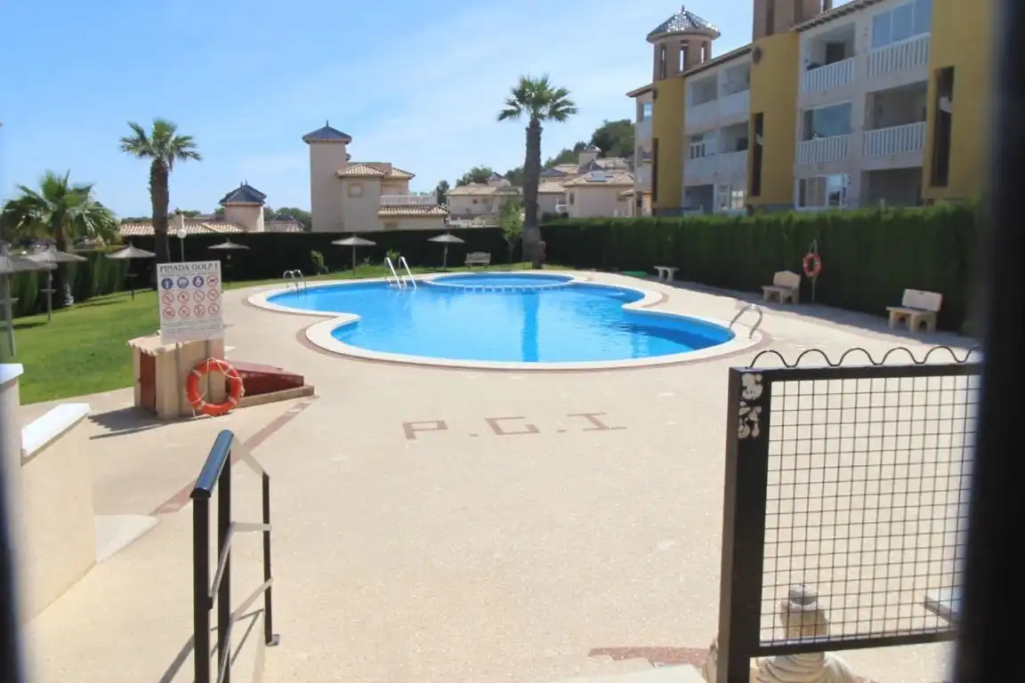 Piscina de Casa adosada en venda en Orihuela amb Jardí privat, Terrassa i Moblat