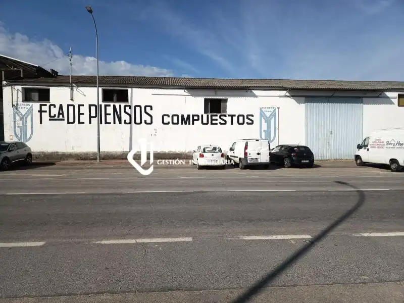 Vista exterior de Nave industrial en venta en Navalmoral de la Mata