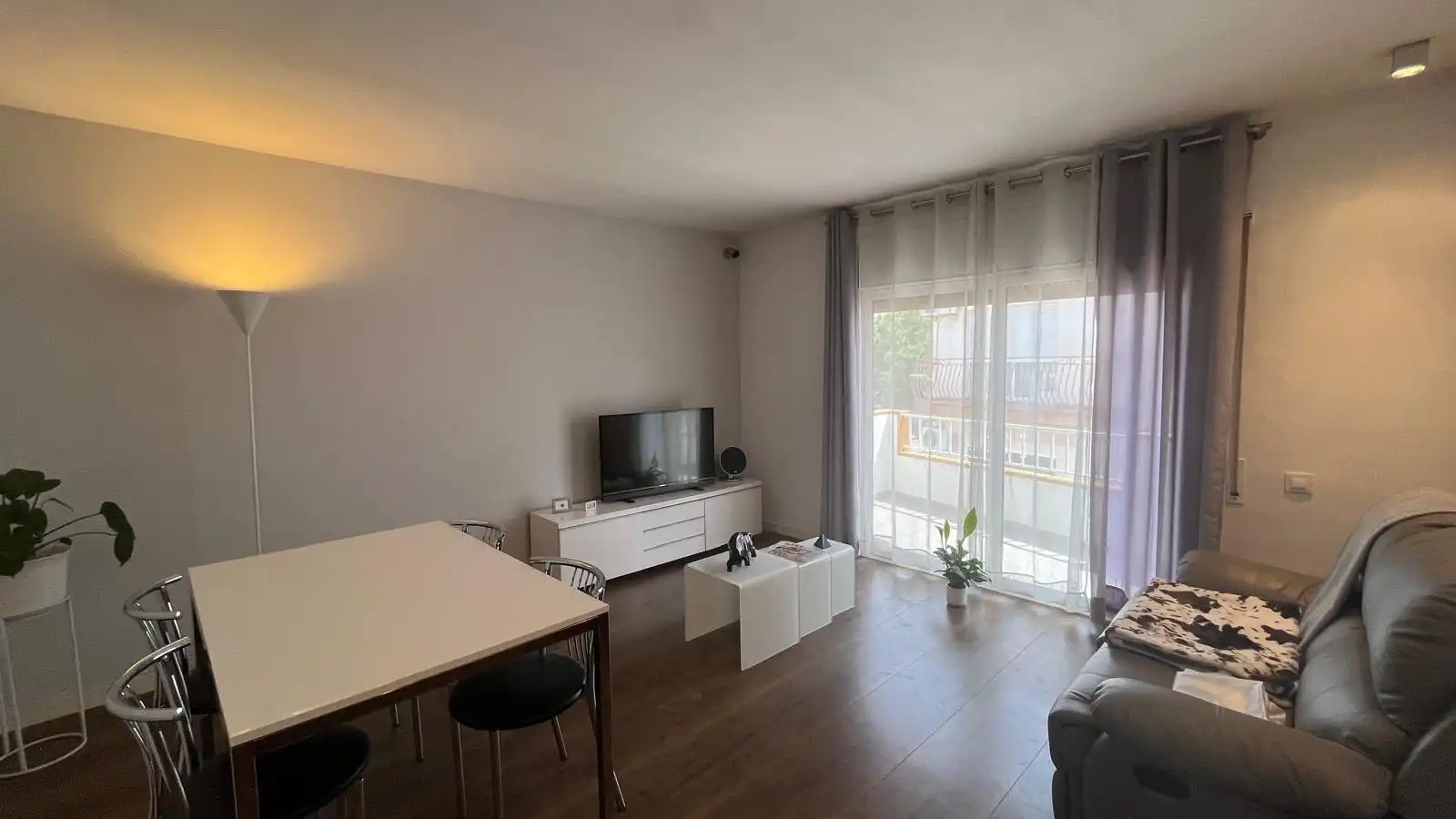 Living room of Flat for sale in Sant Pere de Ribes  with Parquet flooring, Terrace and Oven