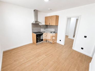 Piso con balcón en venta en Calle Autonomía 27