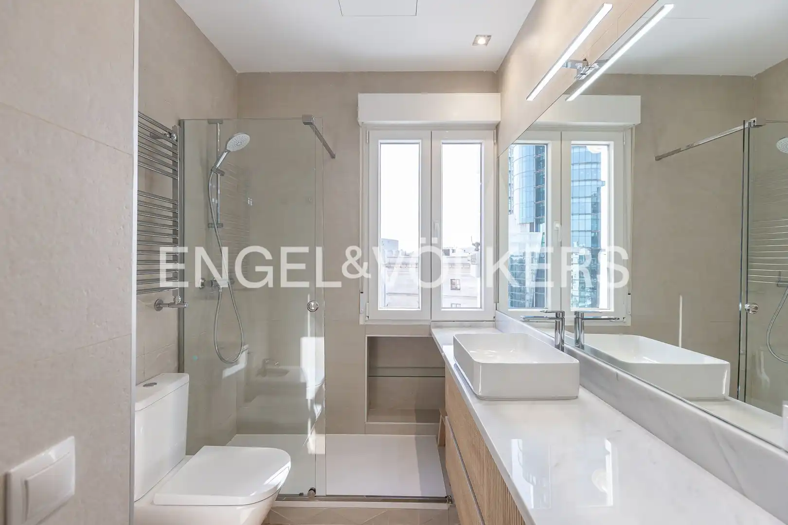 Bathroom of Flat for rent in Madrid  with Air Conditioner and Heating