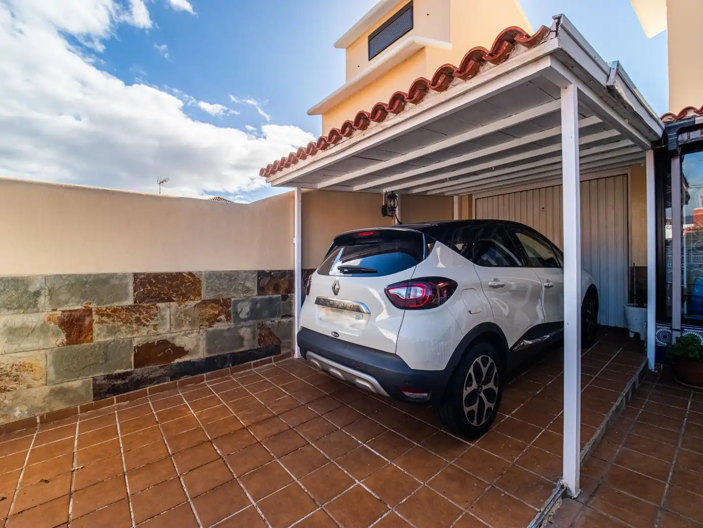 Aparcament de Casa adosada en venda en Candelaria amb Aire condicionat, Jardí privat i Piscina comunitària