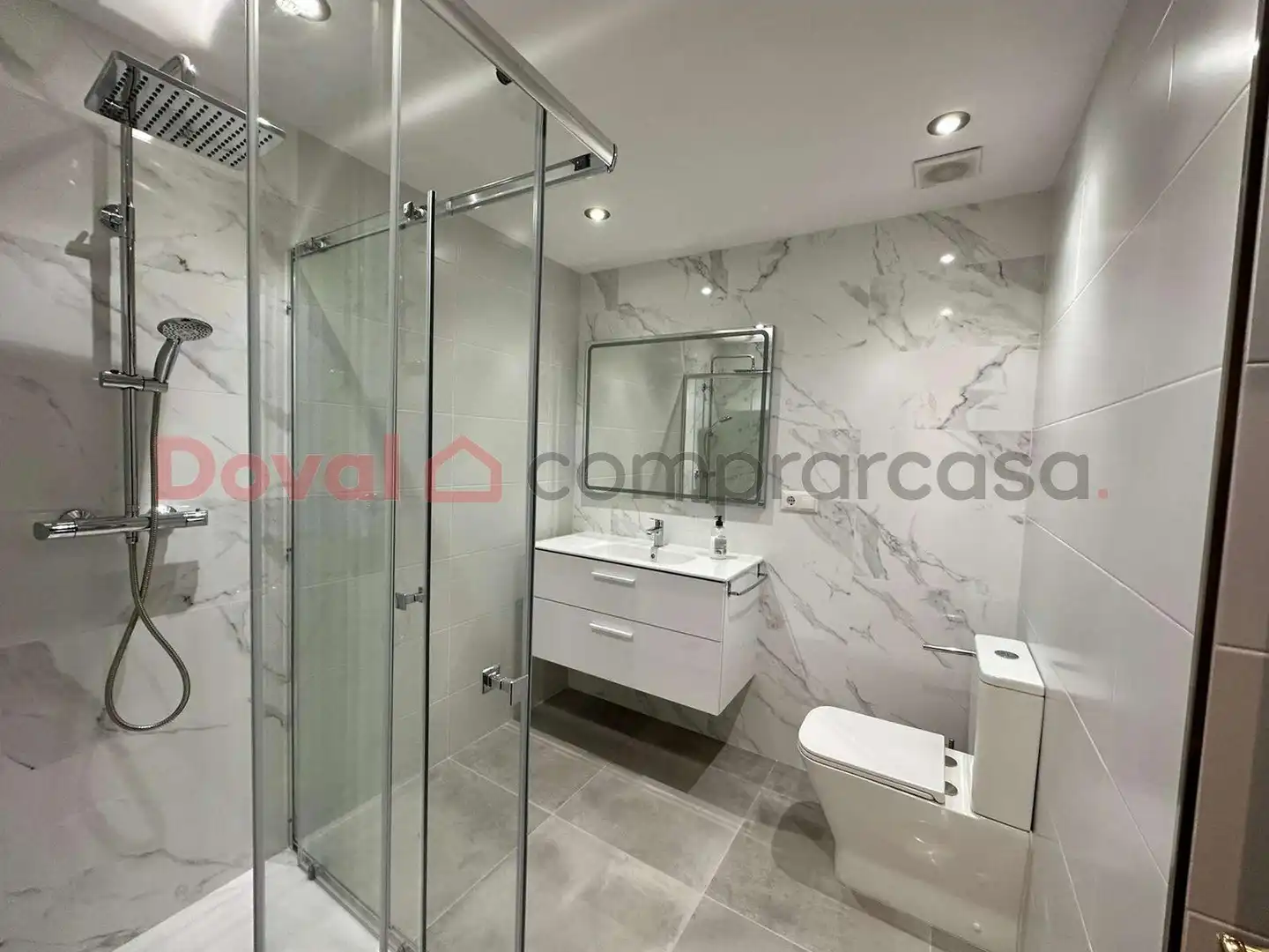 Bathroom of Flat for rent in Vigo   with Heating, Parquet flooring and Terrace