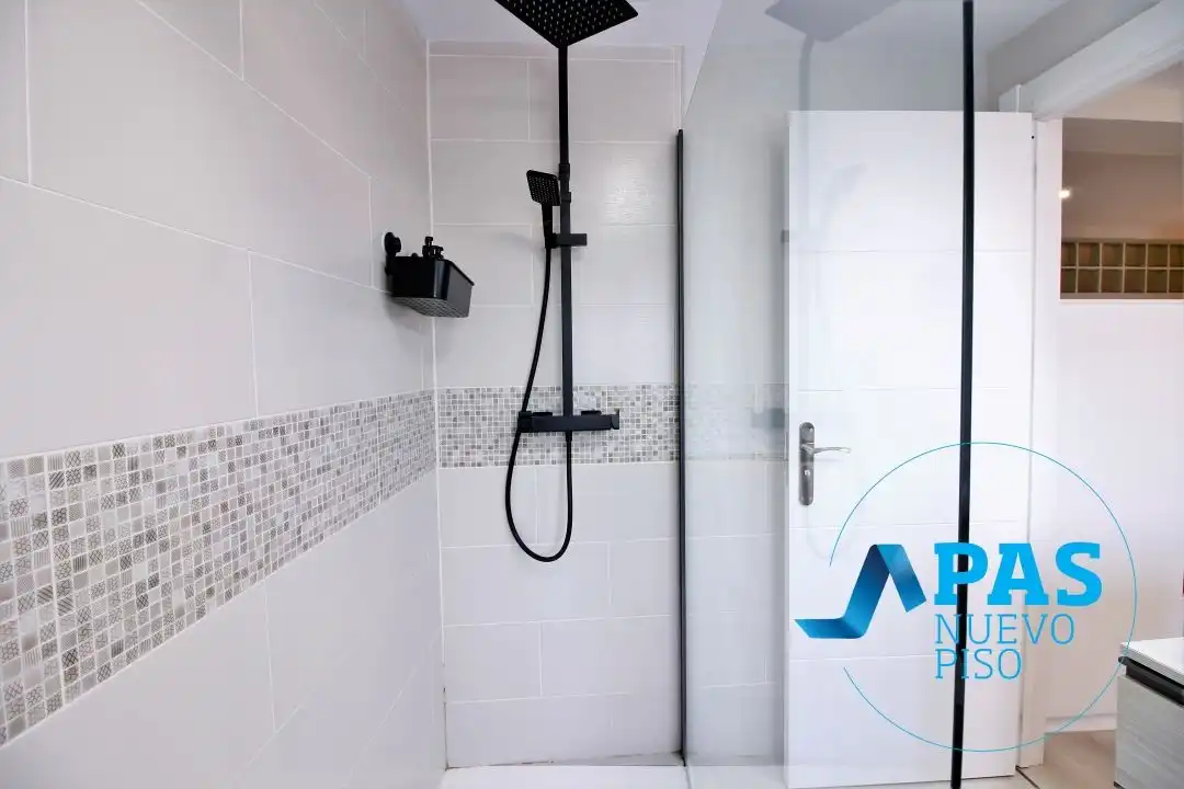 Badezimmer von Wohnung zur Miete in Santander mit Balkon