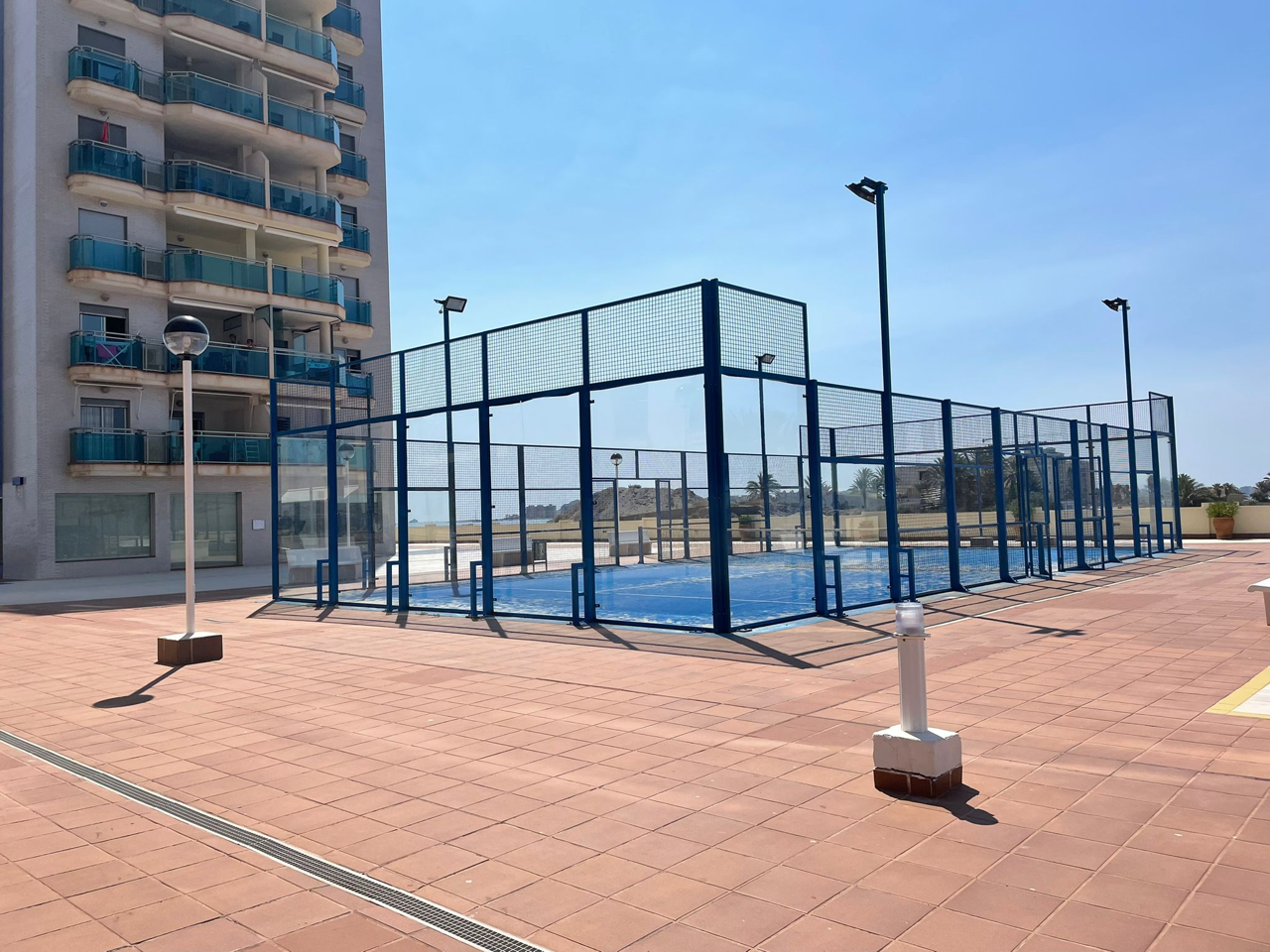 Piscina de Apartament en venda en La Manga del Mar Menor amb Aire condicionat, Calefacció i Jardí privat