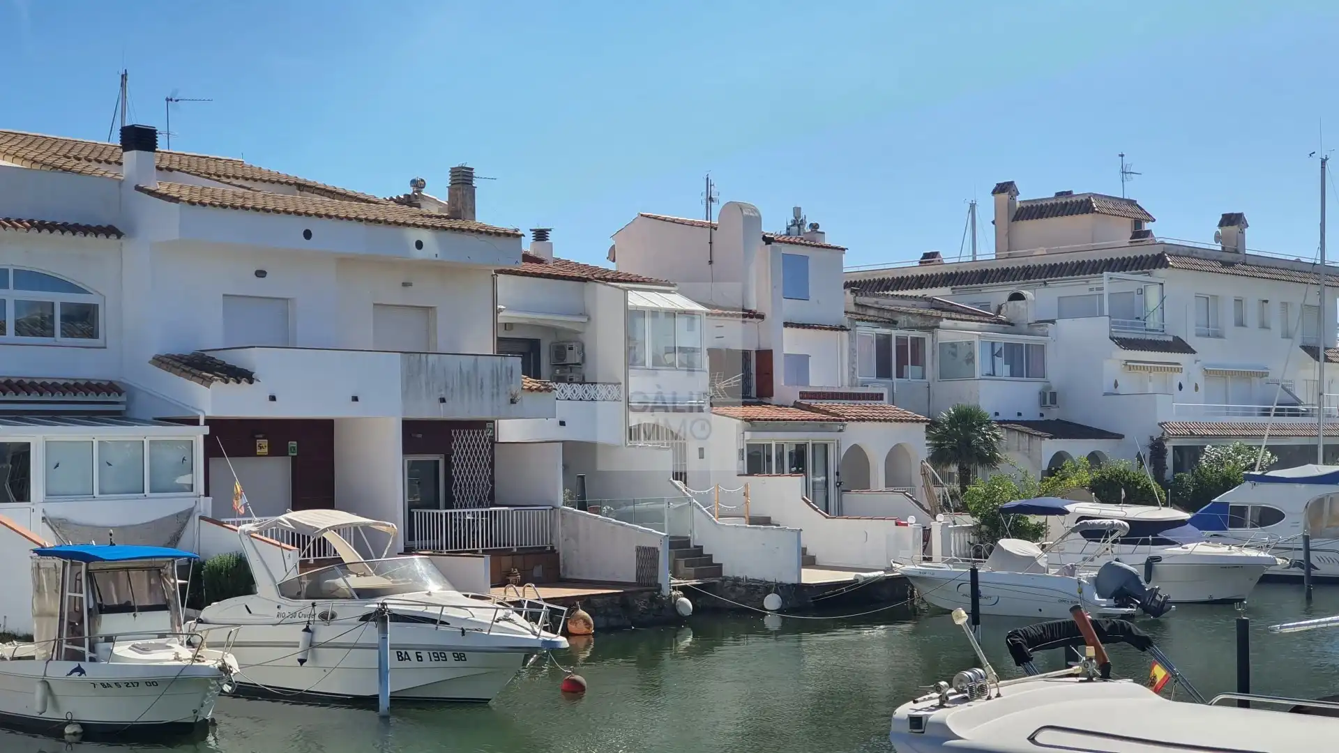 Außenansicht von Einfamilien-Reihenhaus zum Verkauf in Empuriabrava mit Klimaanlage, Terrasse und Möbliert