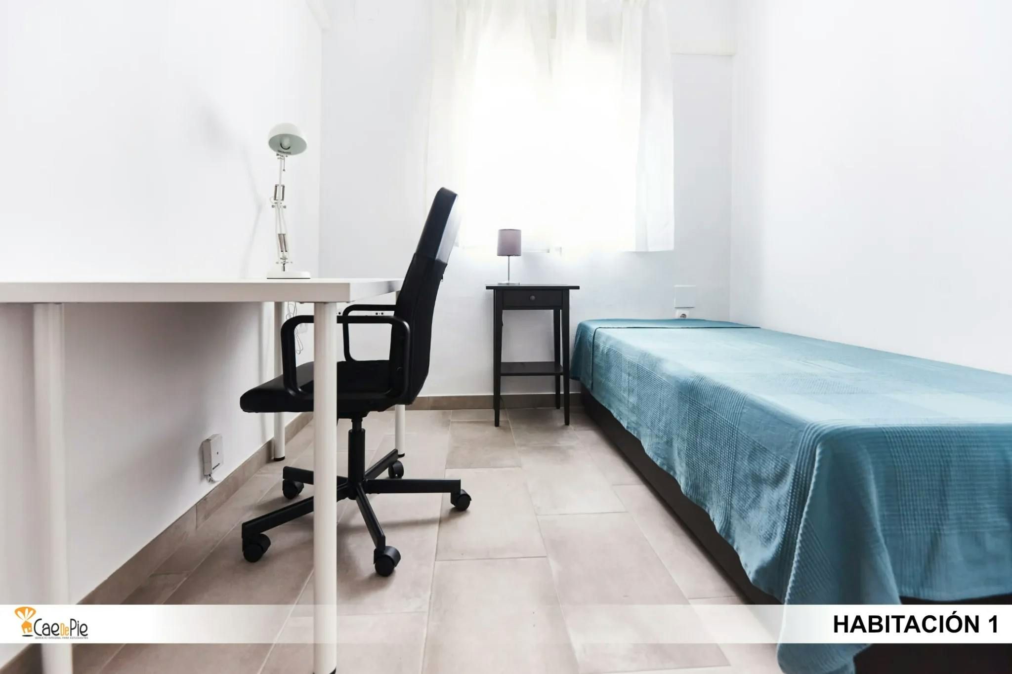 Bedroom of Flat to share in  Sevilla Capital  with Air Conditioner, Furnished and Washing machine