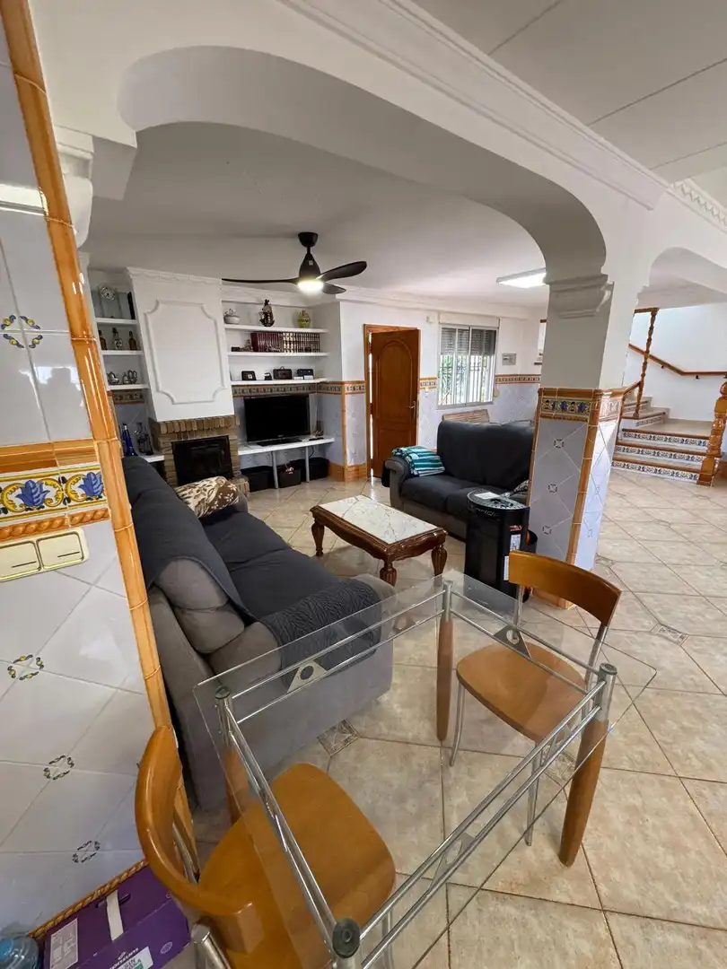 Sala d'estar de Casa o xalet en venda en La Pobla de Vallbona amb Aire condicionat, Jardí privat i Terrassa