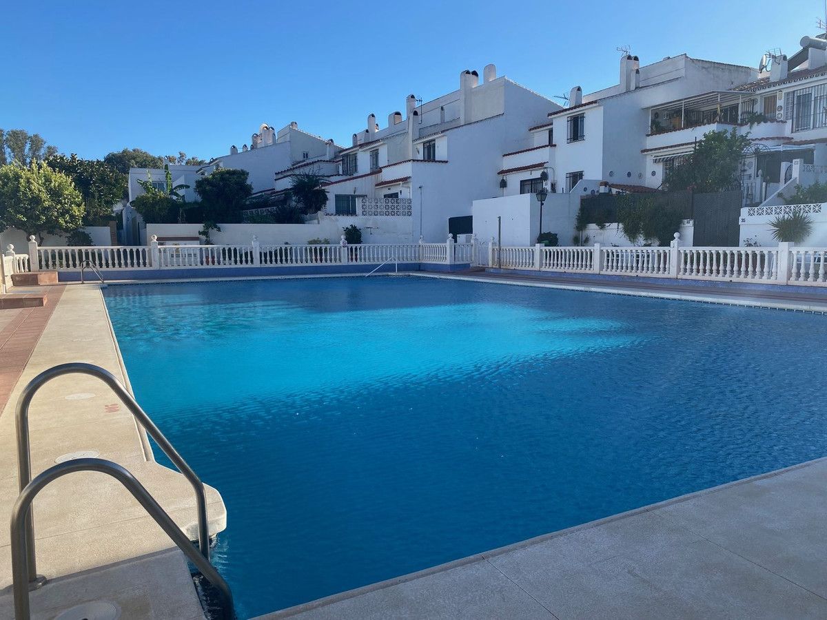 Piscina de Casa adosada en venda en Estepona amb Aire condicionat, Terrassa i Piscina comunitària
