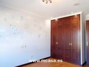 Dormitori de Casa adosada en venda en Vigo  amb Calefacció, Jardí privat i Terrassa