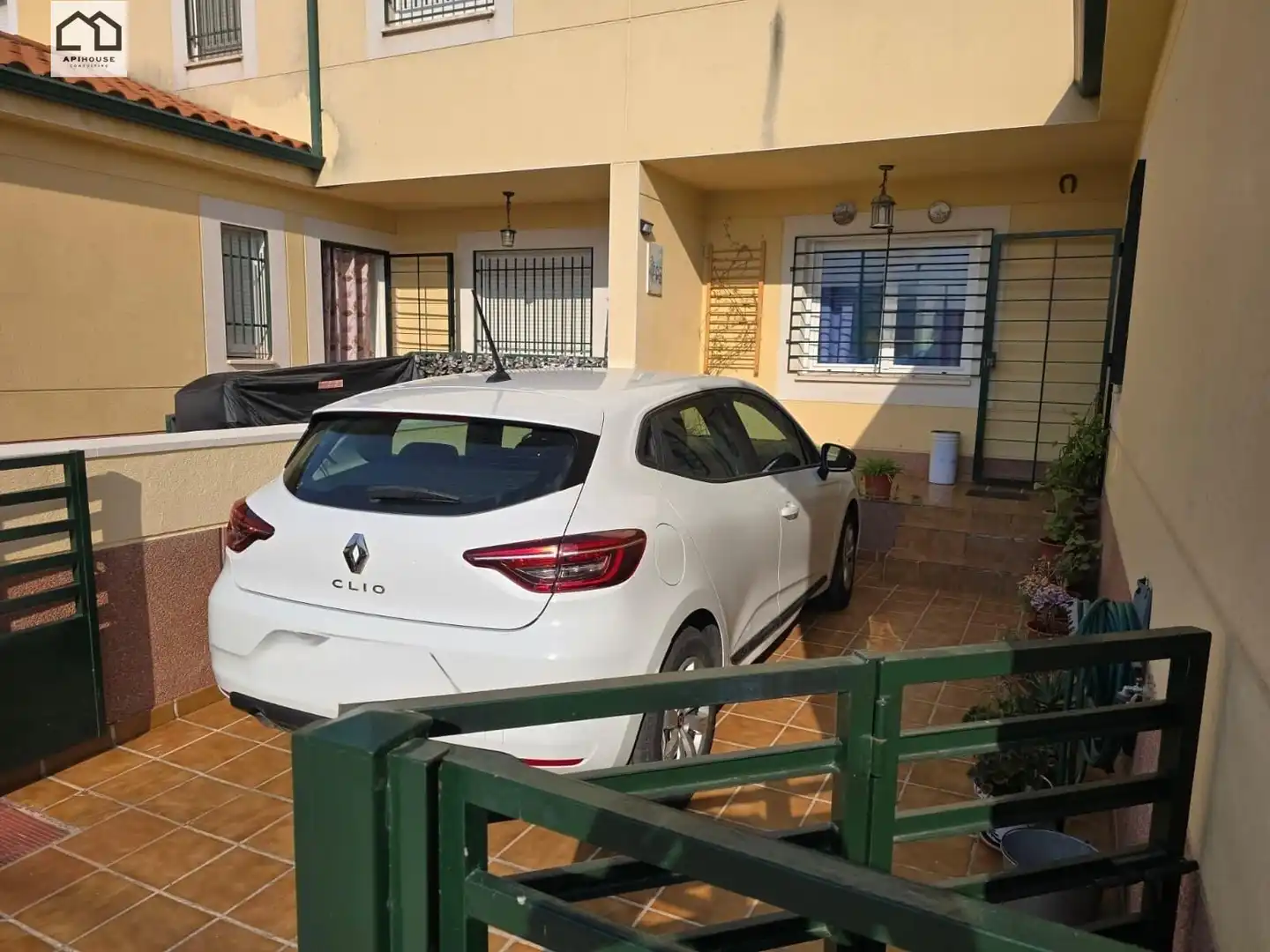 Aparcament de Casa adosada en venda en Los Cerralbos amb Aire condicionat, Terrassa i Traster
