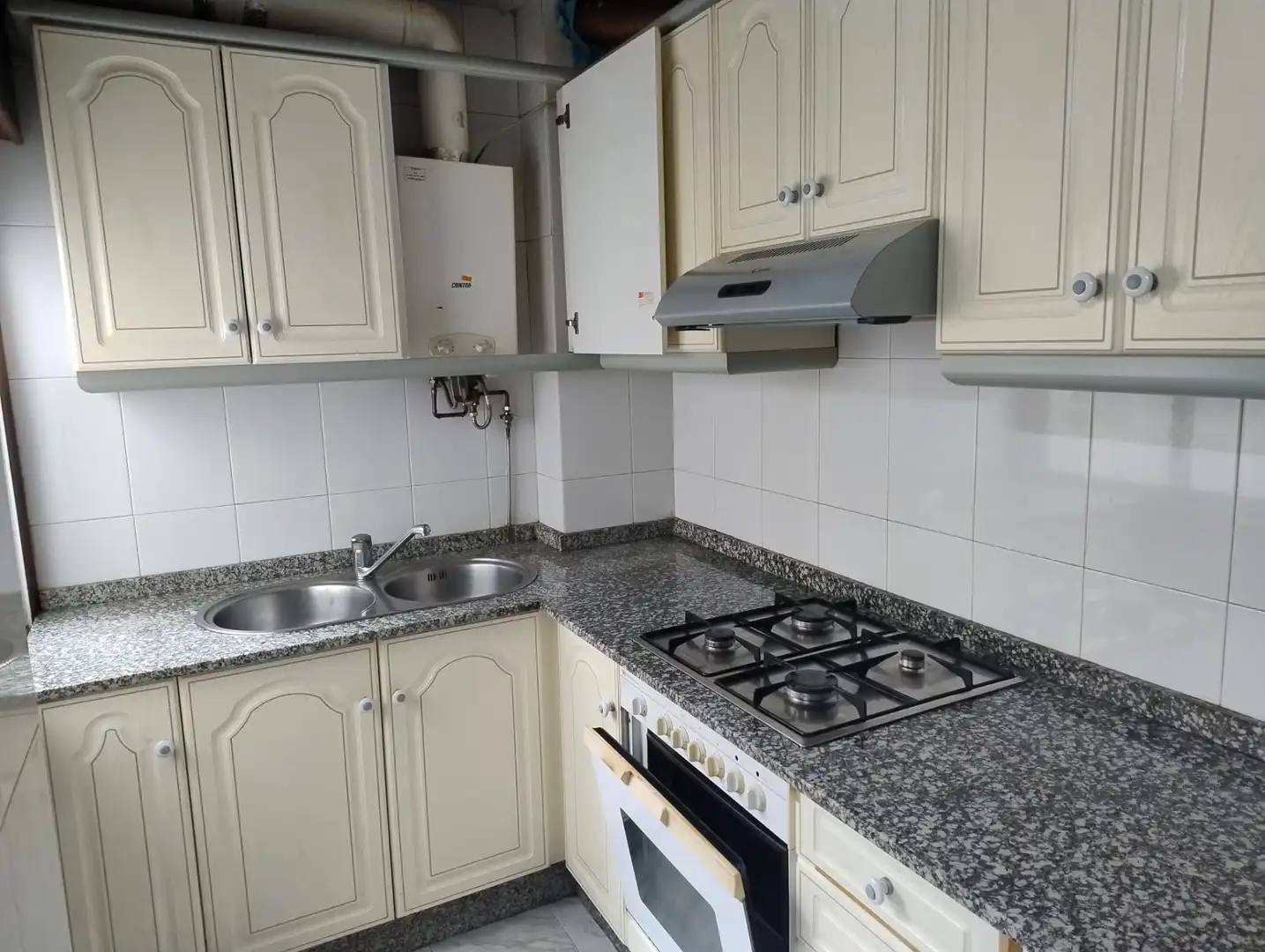 Kitchen of Flat for rent in Santiago de Compostela   with Heating, Furnished and Oven