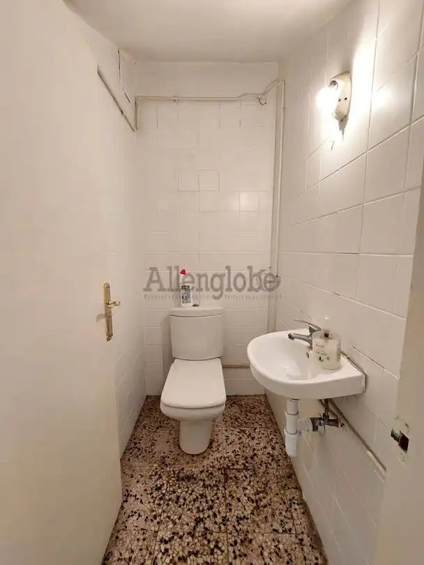 Baño de Local de alquiler en Oviedo 