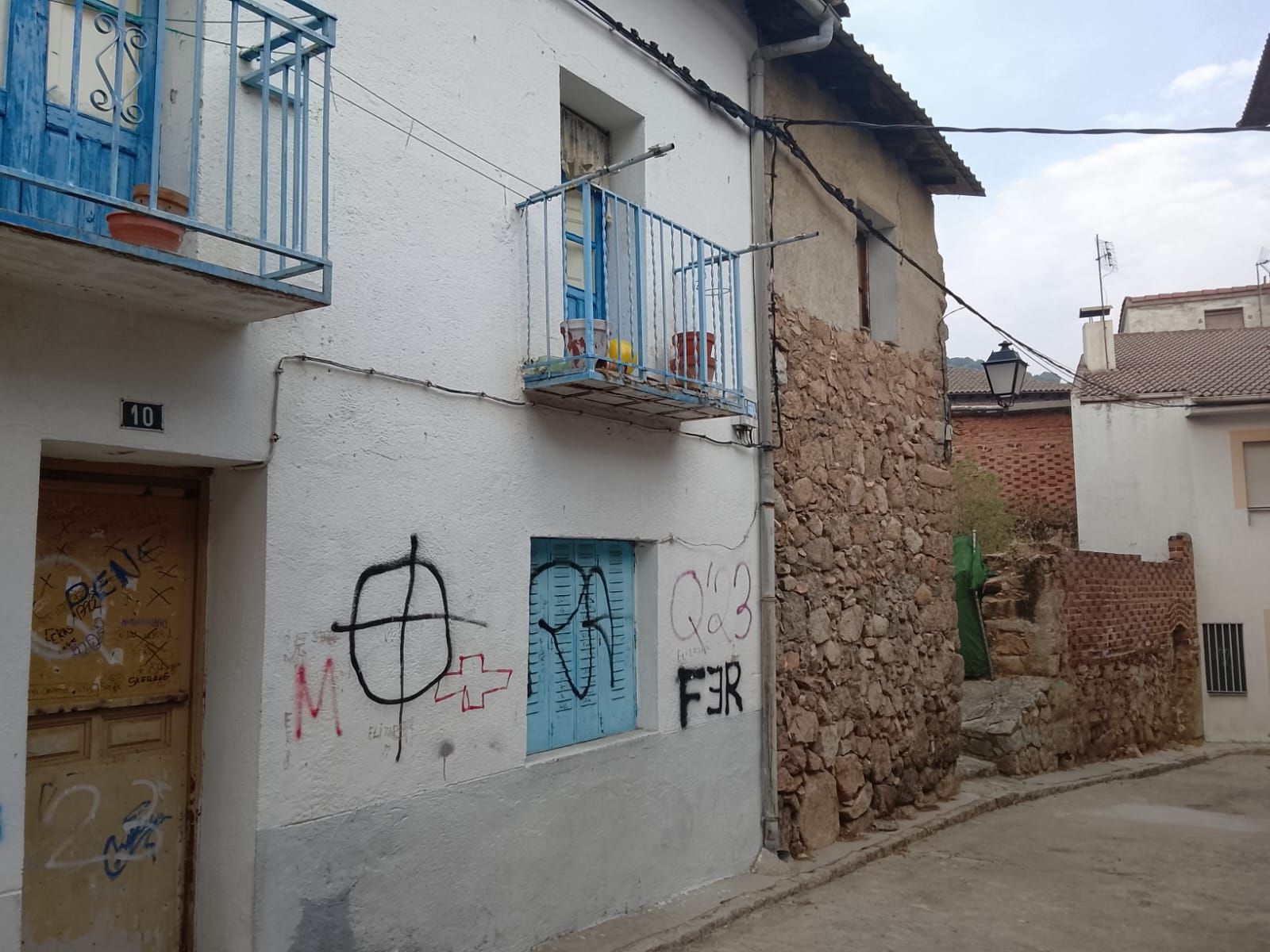 Vista exterior de Casa adosada en venda en El Hoyo de Pinares  amb Traster