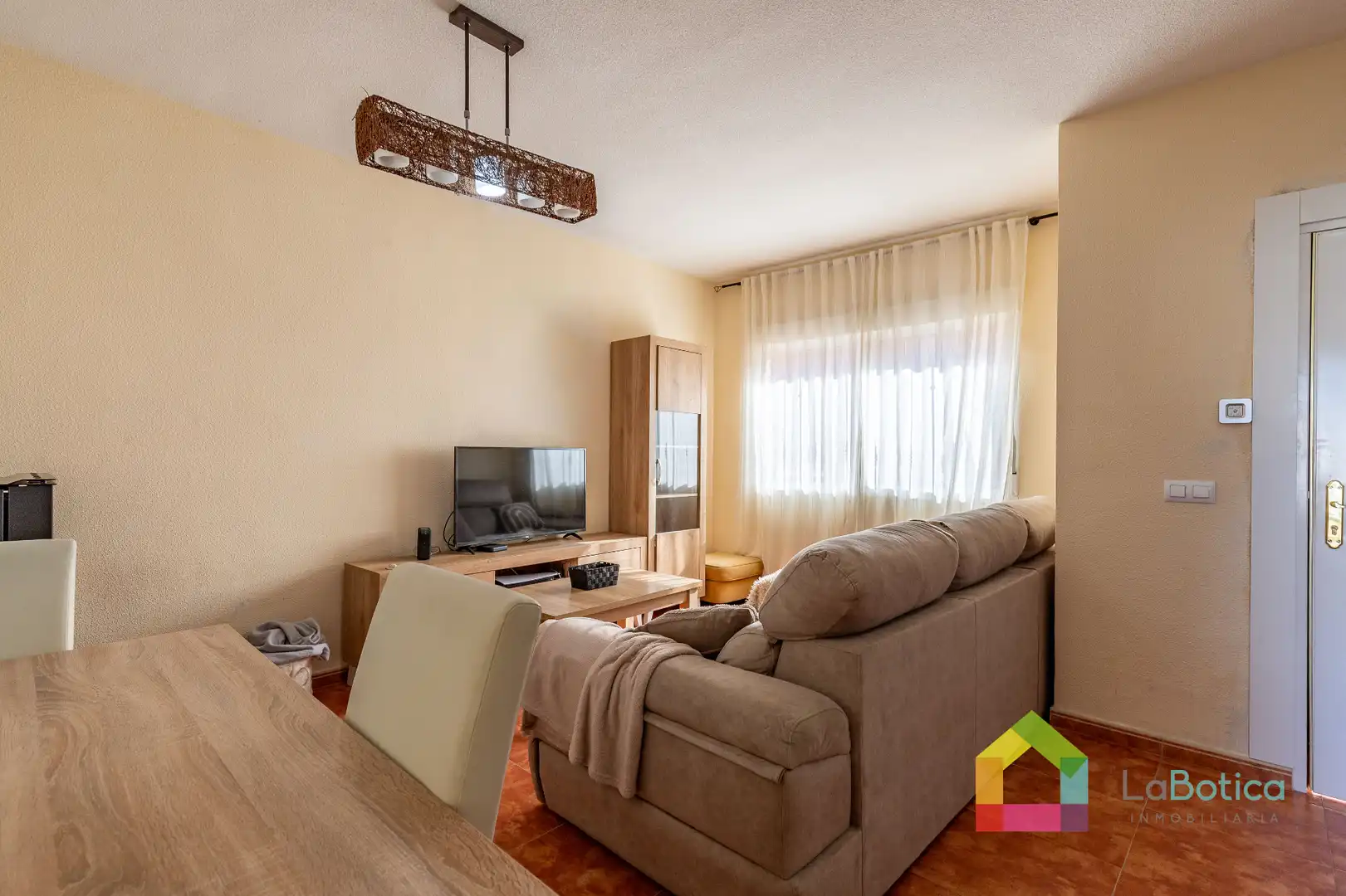 Sala de estar de Casa adosada en venta en Carmena con Calefacción