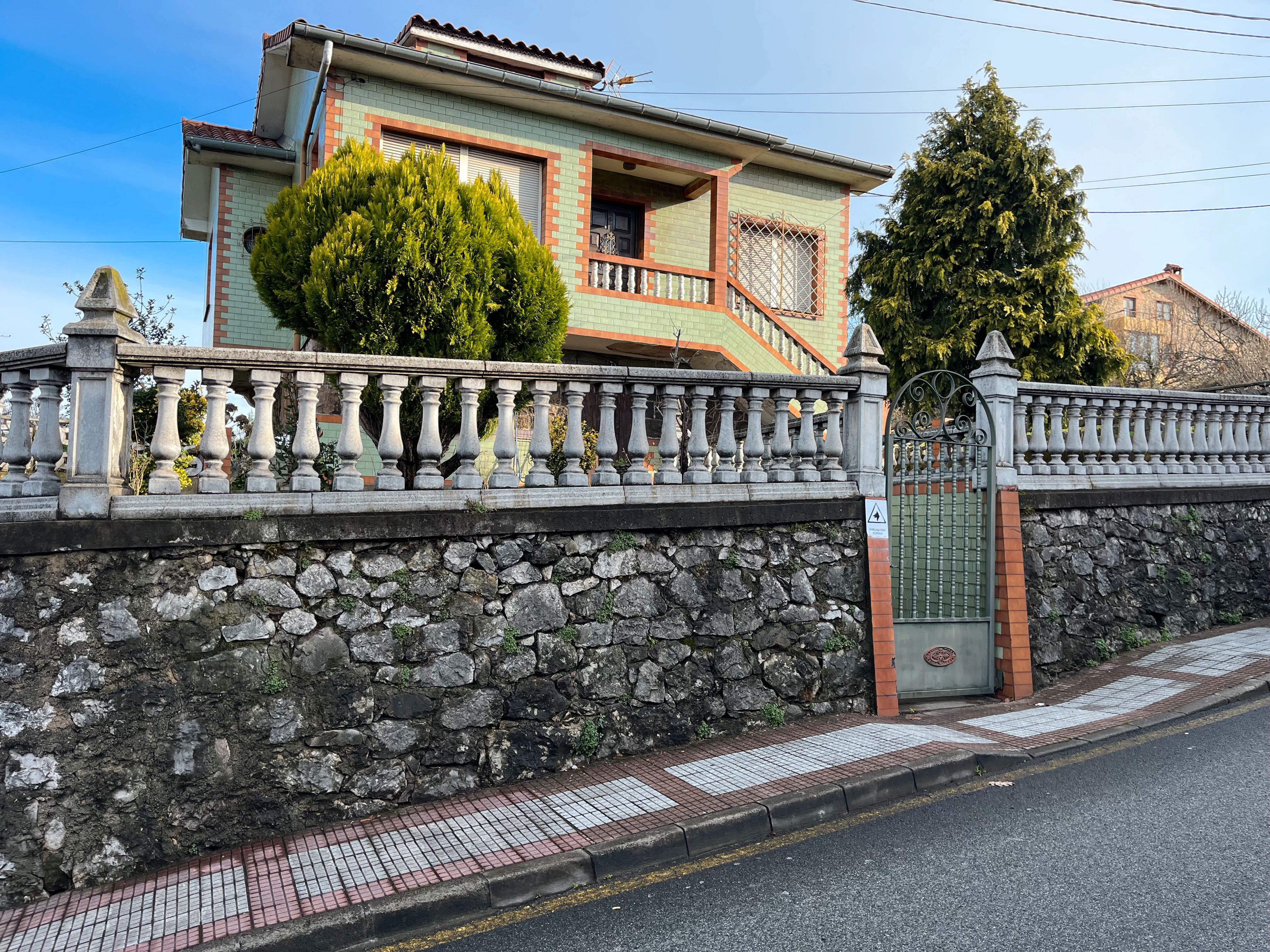 Vista exterior de Casa o xalet en venda en Camargo amb Calefacció, Jardí privat i Parquet