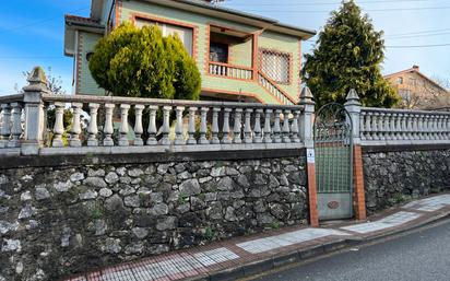 Vista exterior de Casa o xalet en venda en Camargo amb Calefacció, Jardí privat i Parquet