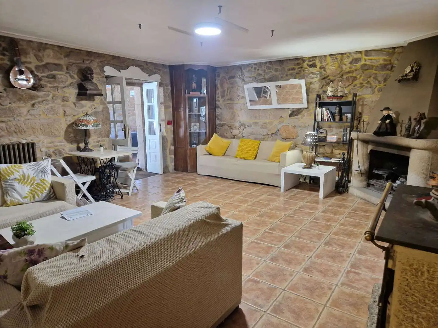 Wohnzimmer von Gebäude zum Verkauf in Brión