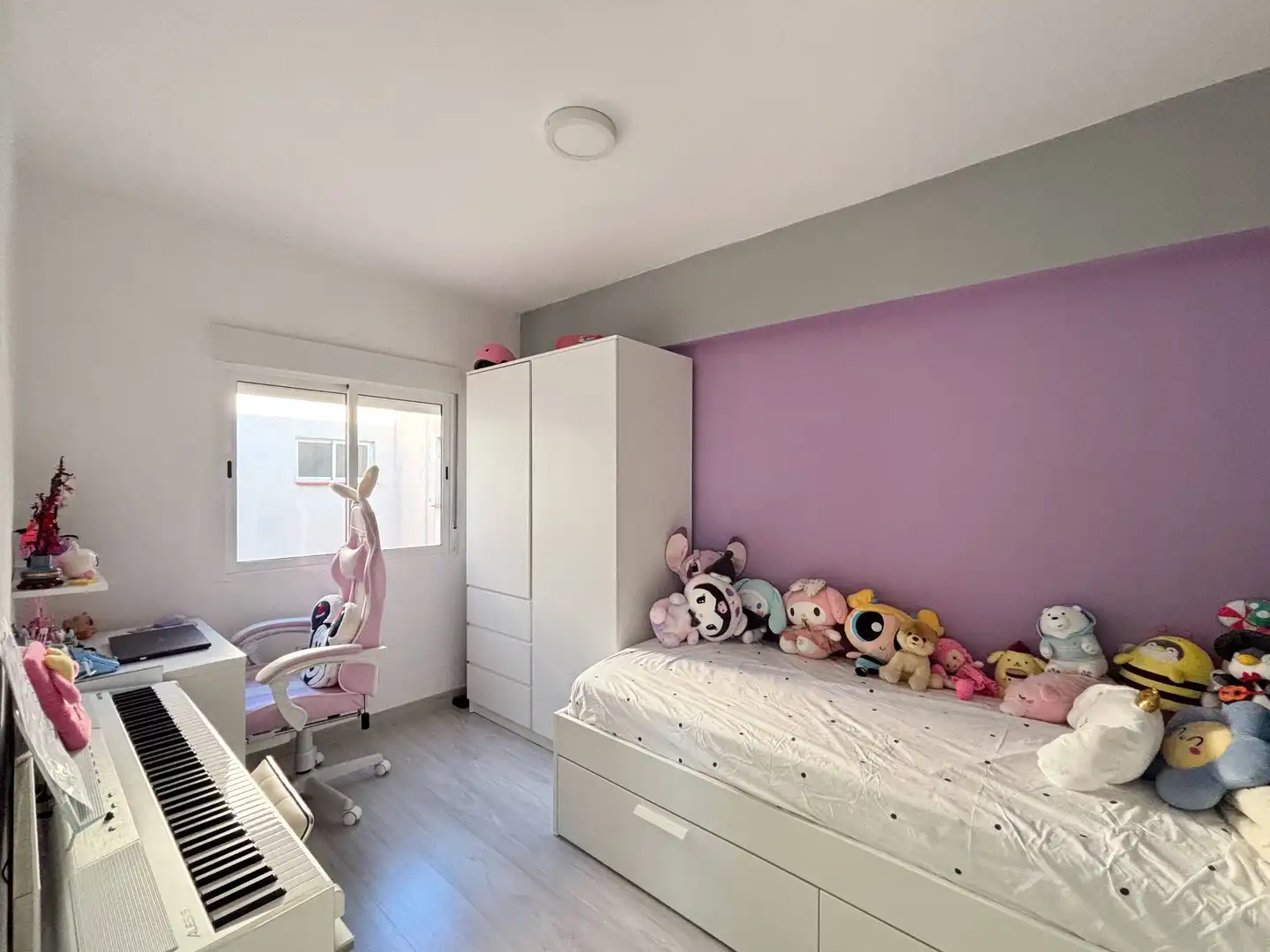 Bedroom of Flat for sale in Valencia  with Air Conditioner, Furnished and Balcony
