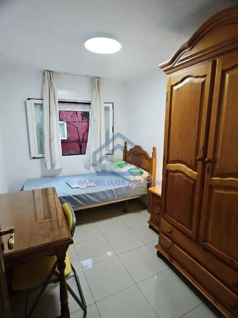 Habitación de Piso de alquiler en Granada con Aire acondicionado y Amueblado