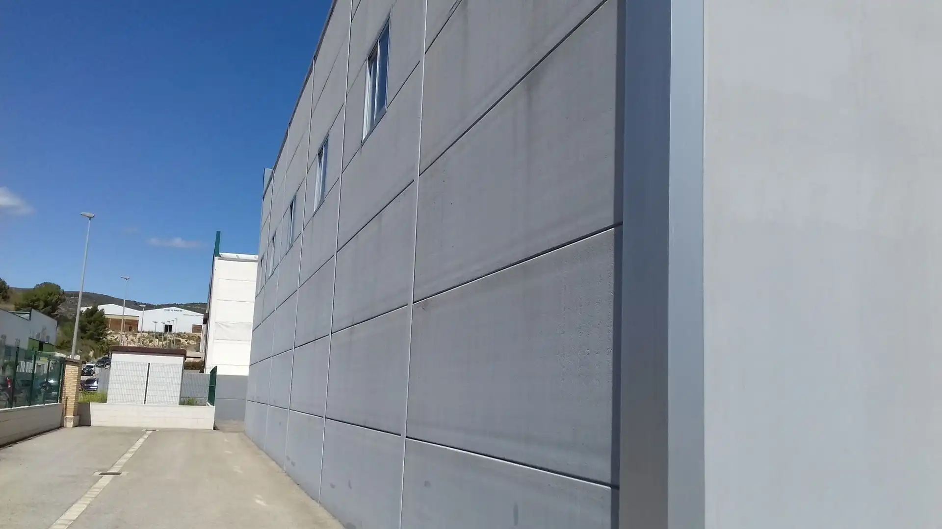 Außenansicht von Fabrikhallen zum Verkauf in Chiva