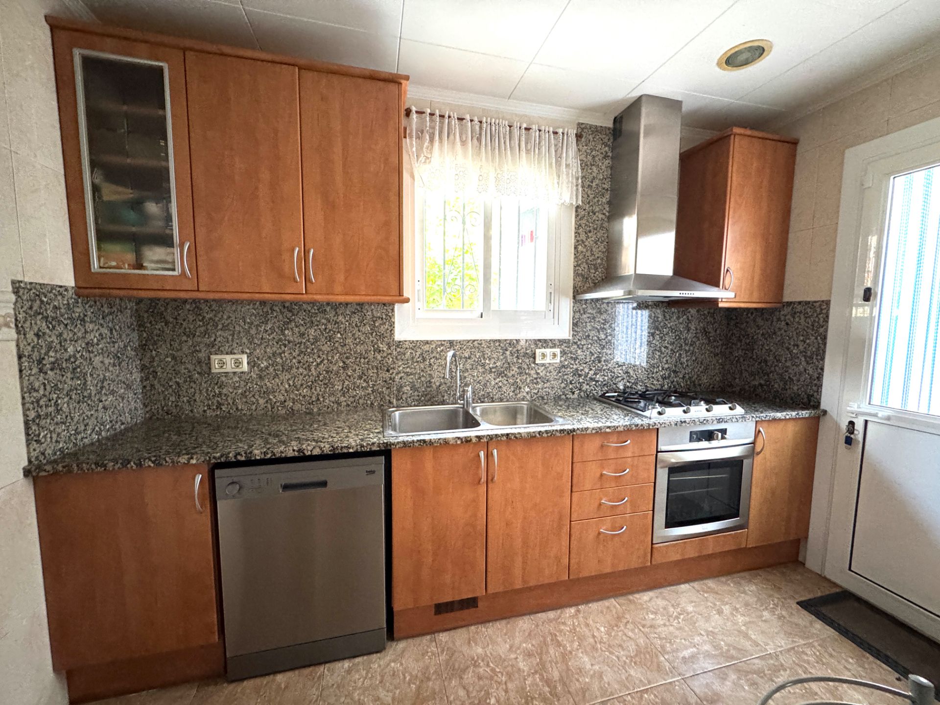 Cuina de Casa adosada en venda en Sant Vicenç de Castellet amb Aire condicionat, Calefacció i Jardí privat