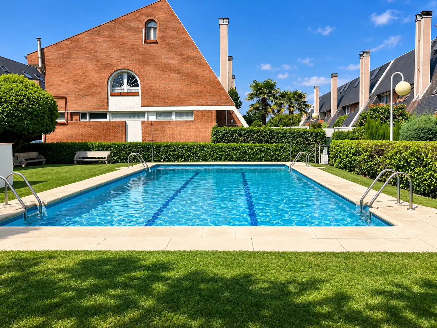 Schwimmbecken von Einfamilien-Reihenhaus zum Verkauf in Las Rozas de Madrid