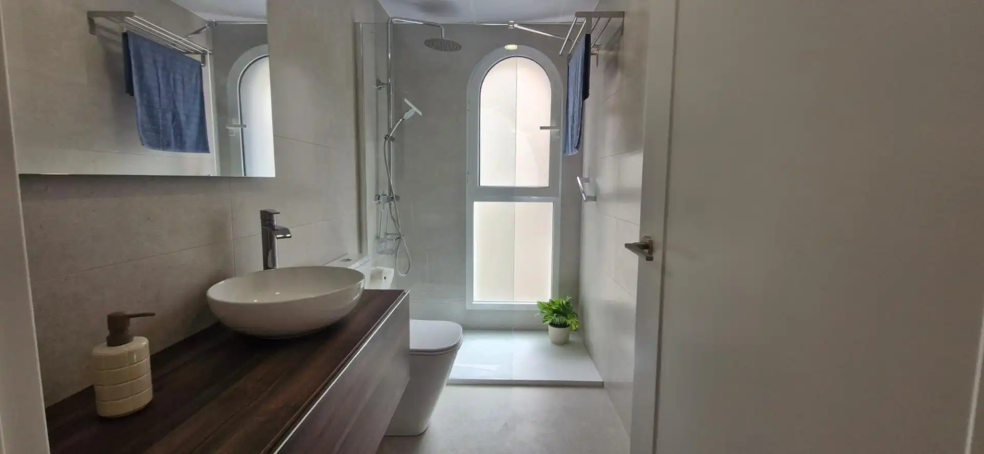 Baño de Piso de alquiler en Elche / Elx con Aire acondicionado, Parquet y Trastero
