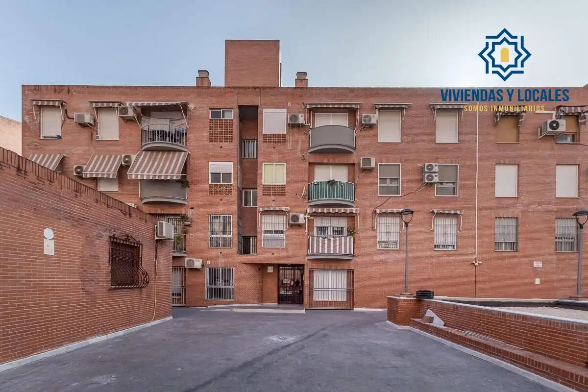 Vista exterior de Pis en venda en Granada amb Balcó