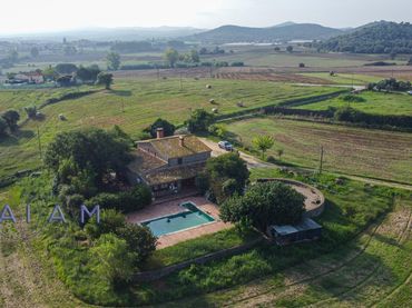 Casa rústica amb piscina en venda a Maçanet de la Selva pueblo