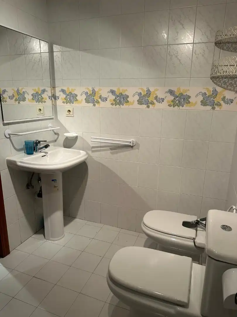 Bathroom of Flat for rent in Avilés  with Heating, Parquet flooring and Storage room