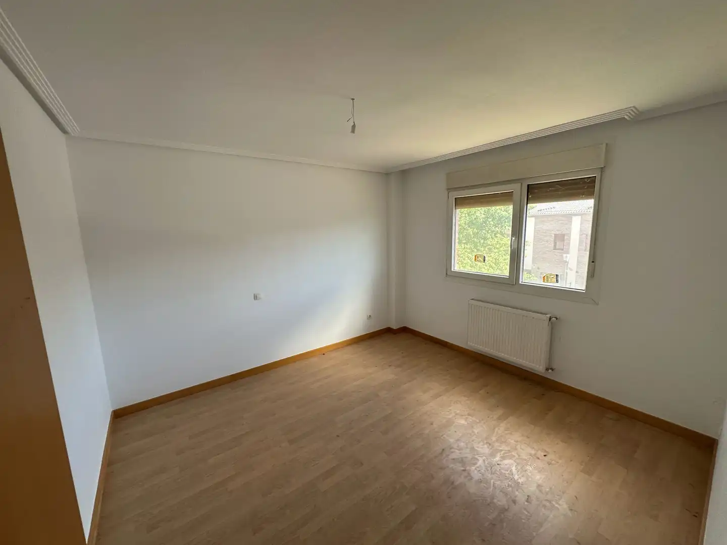 Habitación de Casa adosada en venta en Villariezo con Calefacción y Jardín privado