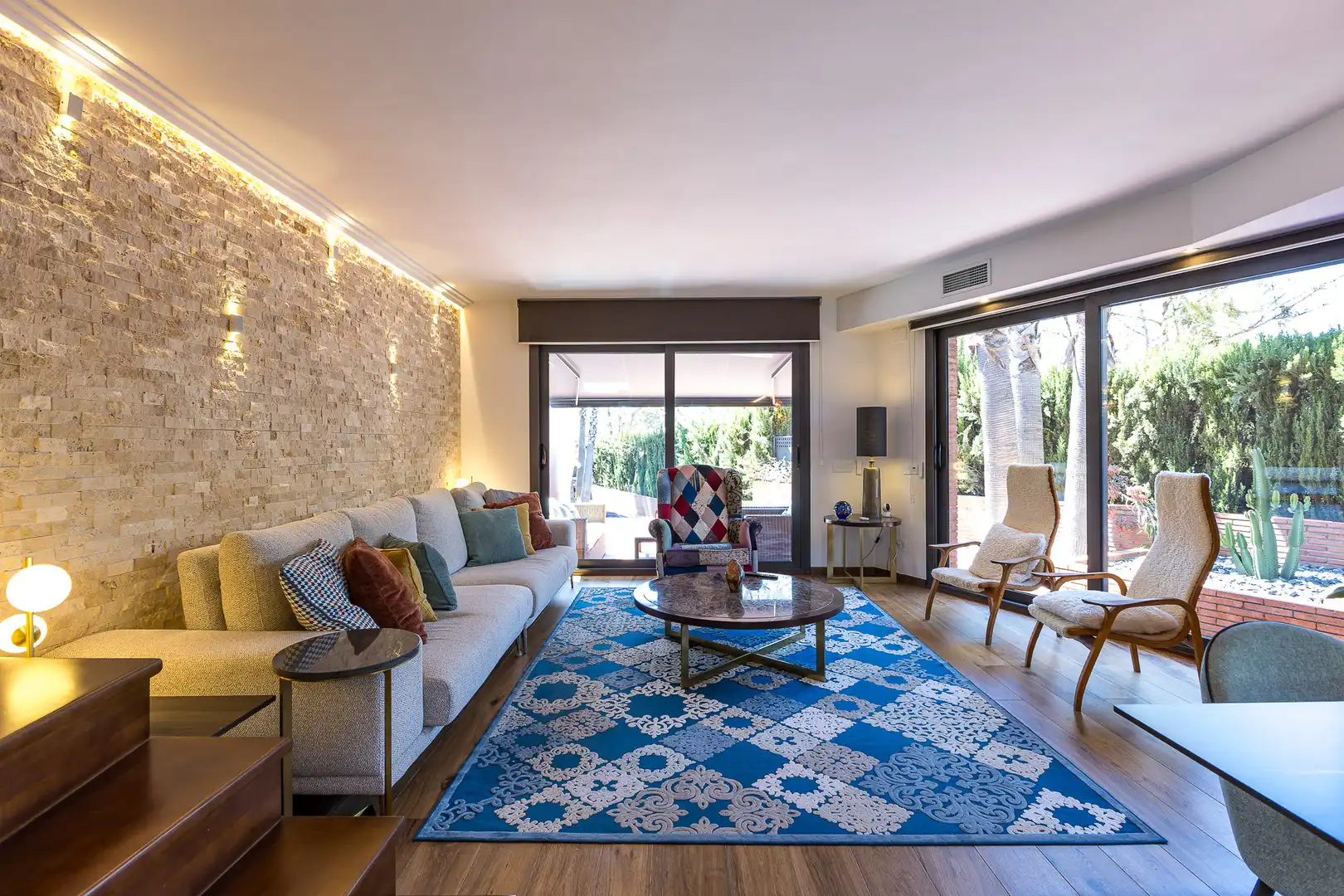 Sala d'estar de Casa adosada en venda en Sitges amb Calefacció, Jardí privat i Parquet