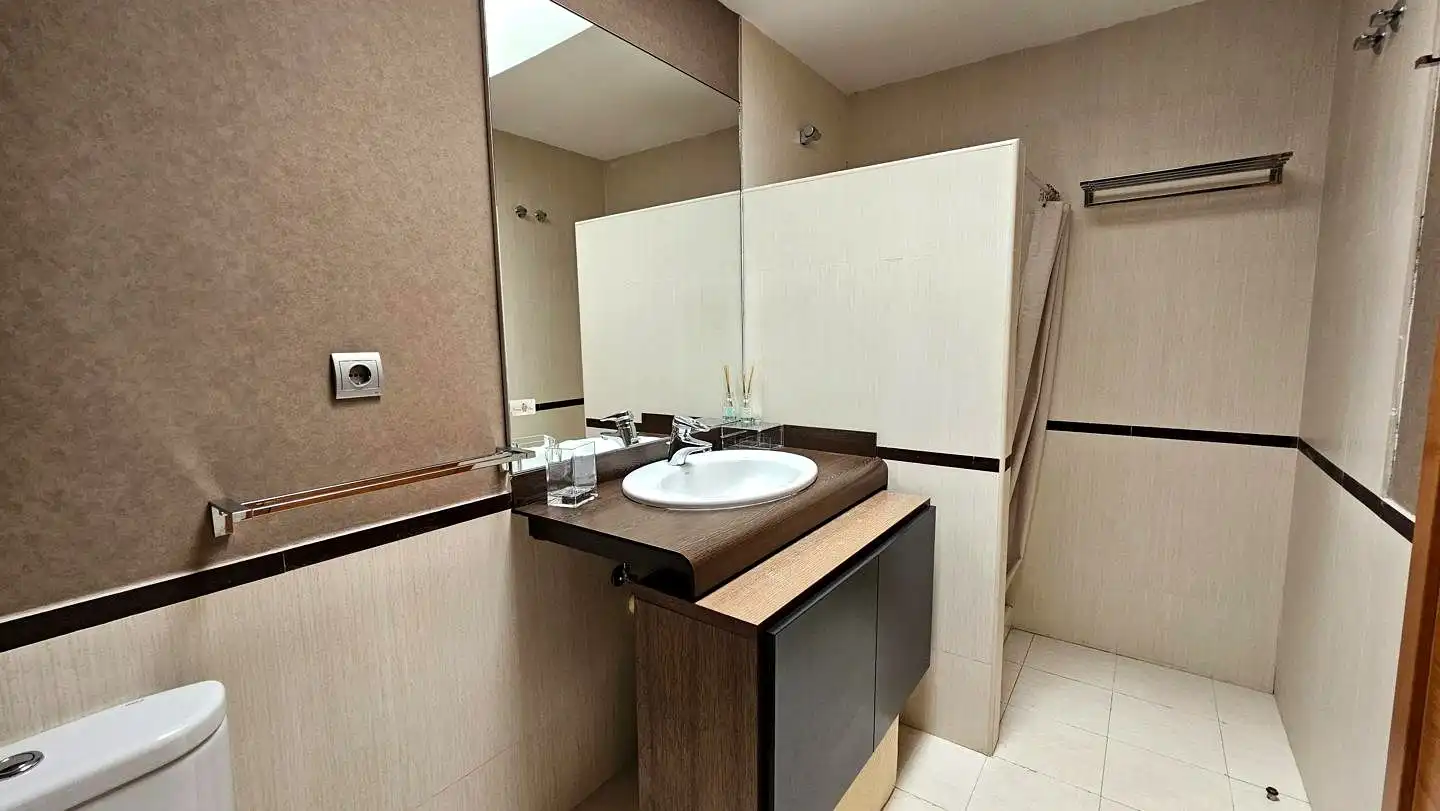 Baño de Piso de alquiler en Las Palmas de Gran Canaria con Aire acondicionado, Parquet y Terraza