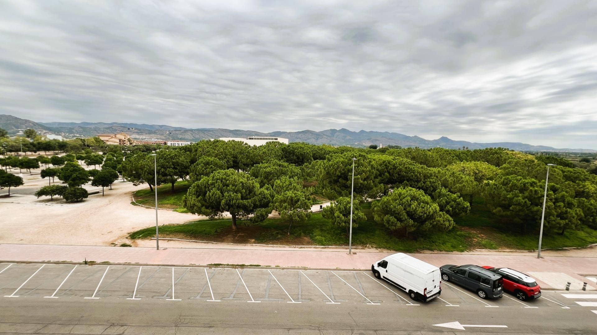 Aparcament de Pis en venda en Castellón de la Plana / Castelló de la Plana amb Calefacció, Parquet i Piscina comunitària