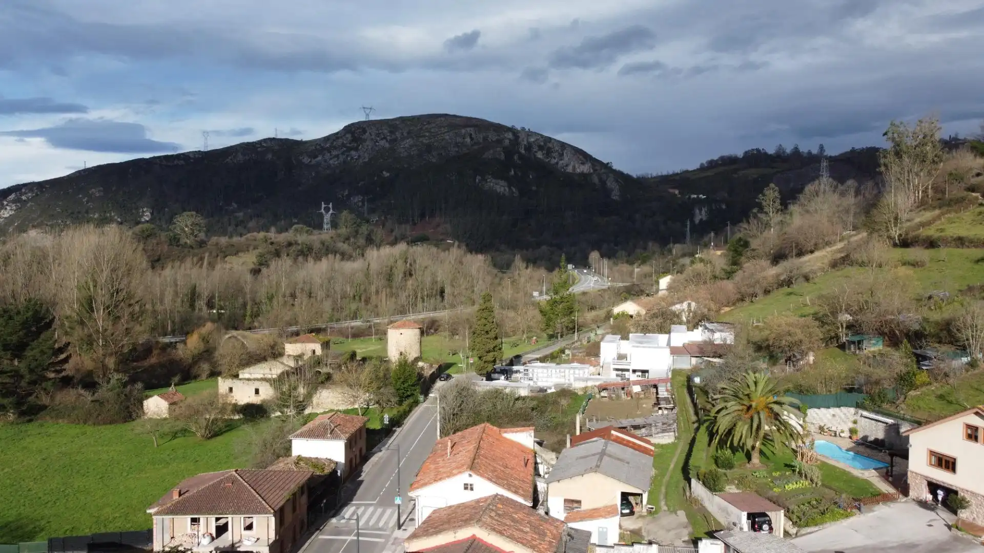 Vista exterior de Casa o xalet en venda en Oviedo  amb Calefacció