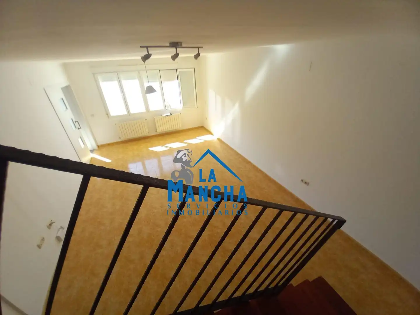 Sala d'estar de Casa adosada en venda en Madrigueras amb Calefacció, Terrassa i Traster