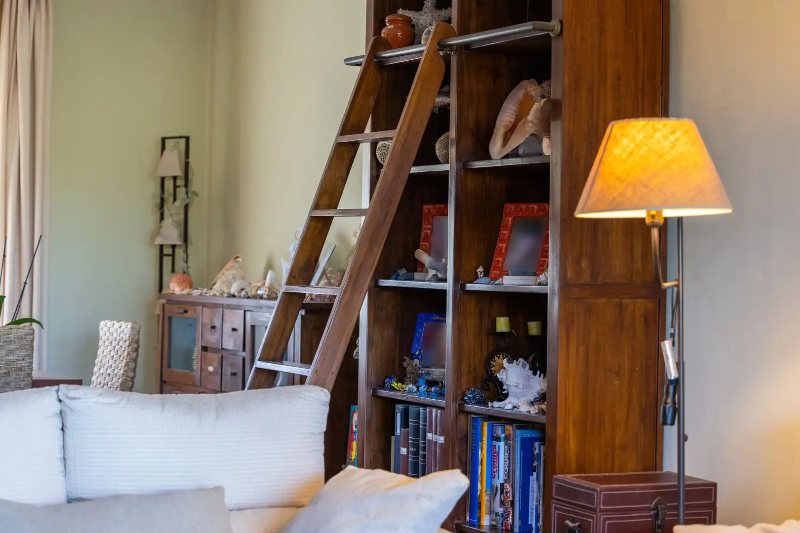 Sala d'estar de Casa adosada en venda en La Alcaidesa amb Aire condicionat, Jardí privat i Terrassa