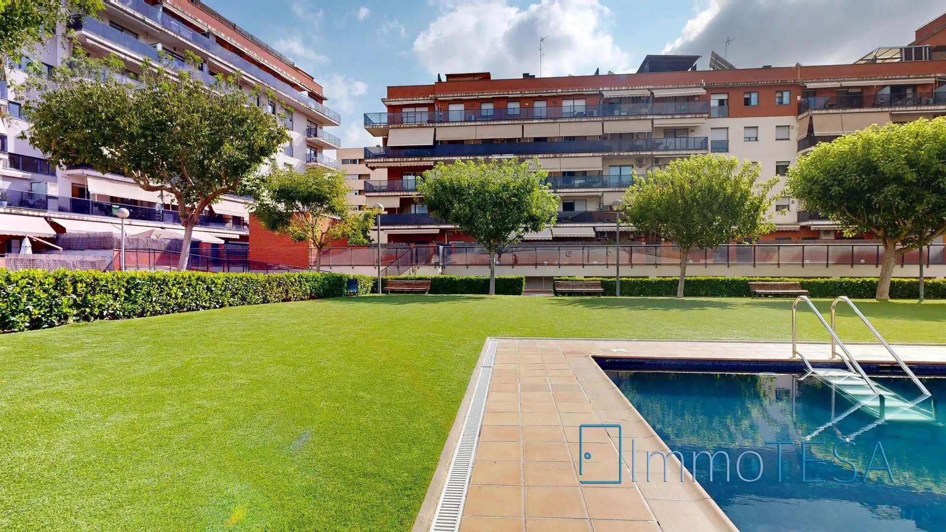 Vista exterior de Àtic en venda en Barberà del Vallès amb Aire condicionat, Calefacció i Parquet