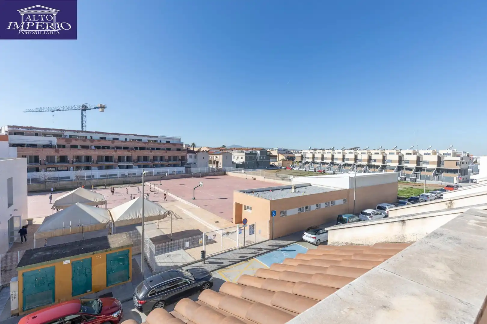 Vista exterior de Casa adosada en venda en Churriana de la Vega amb Calefacció, Terrassa i Balcó