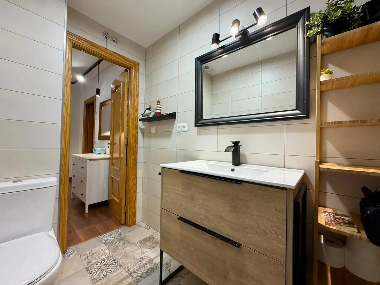 Bathroom of Flat for sale in Granada  with Air Conditioner, Parquet flooring and Balcony