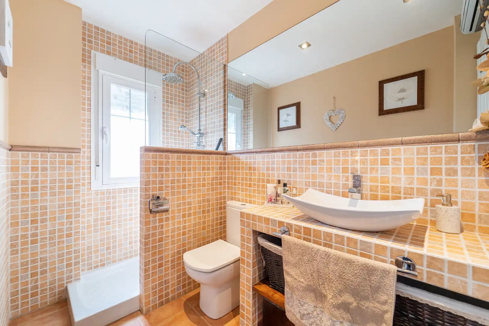 Baño de Casa adosada en venta en La Torre de Esteban Hambrán con Aire acondicionado, Calefacción y Jardín privado
