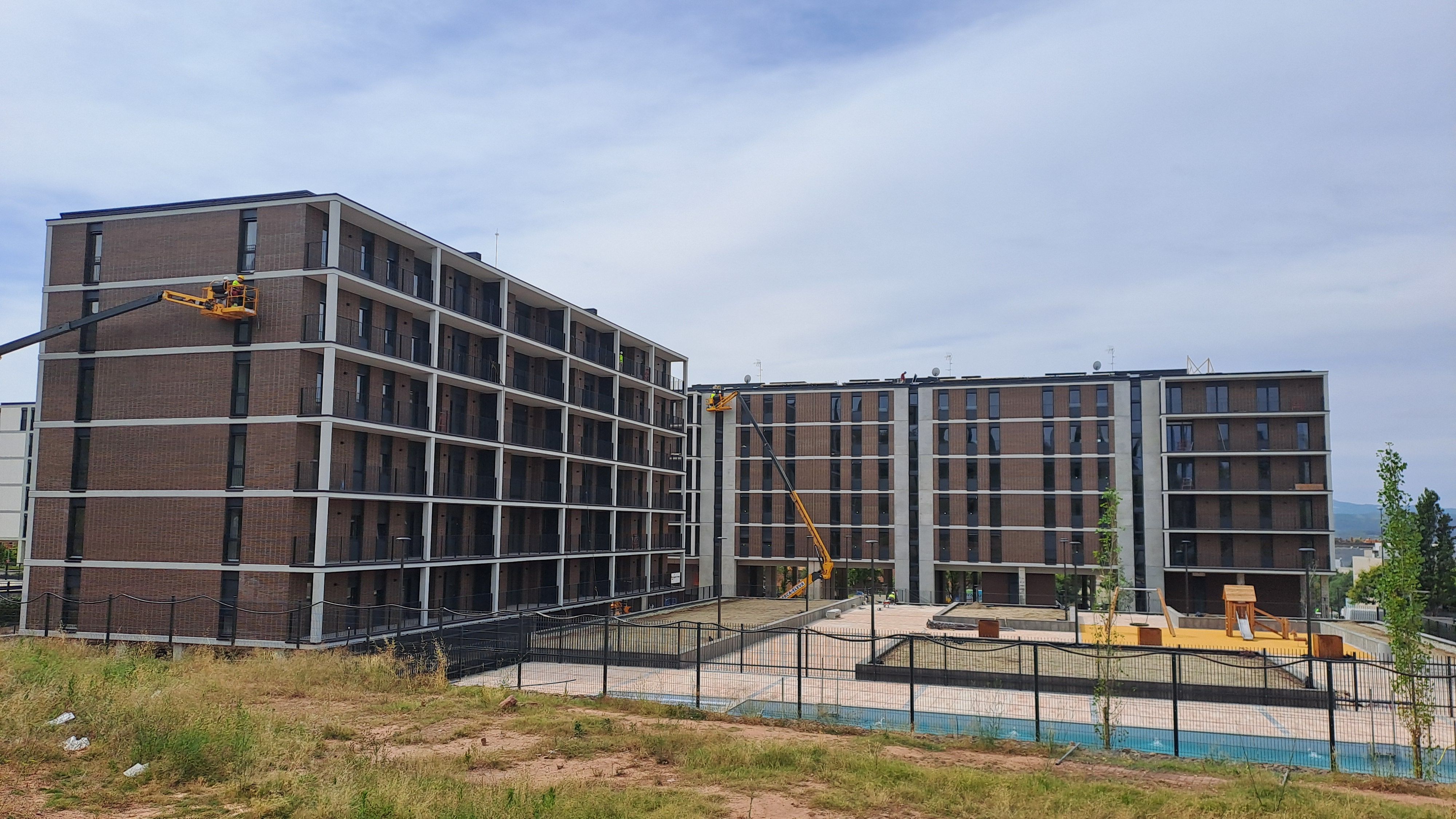Vista exterior de Pis en venda en Manresa amb Aire condicionat, Calefacció i Jardí privat