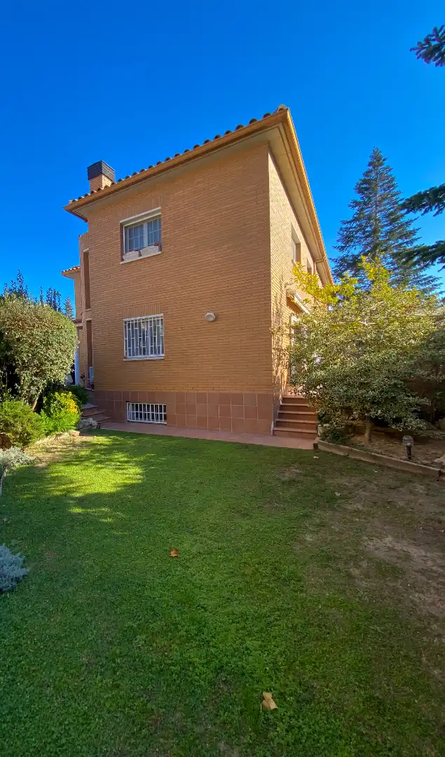 Jardín de Casa adosada en venta en Cerdanyola del Vallès con Aire acondicionado, Calefacción y Jardín privado