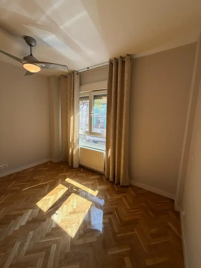Schlafzimmer von Wohnung zur Miete in Madrid mit Heizung, Privatgarten und Parkett