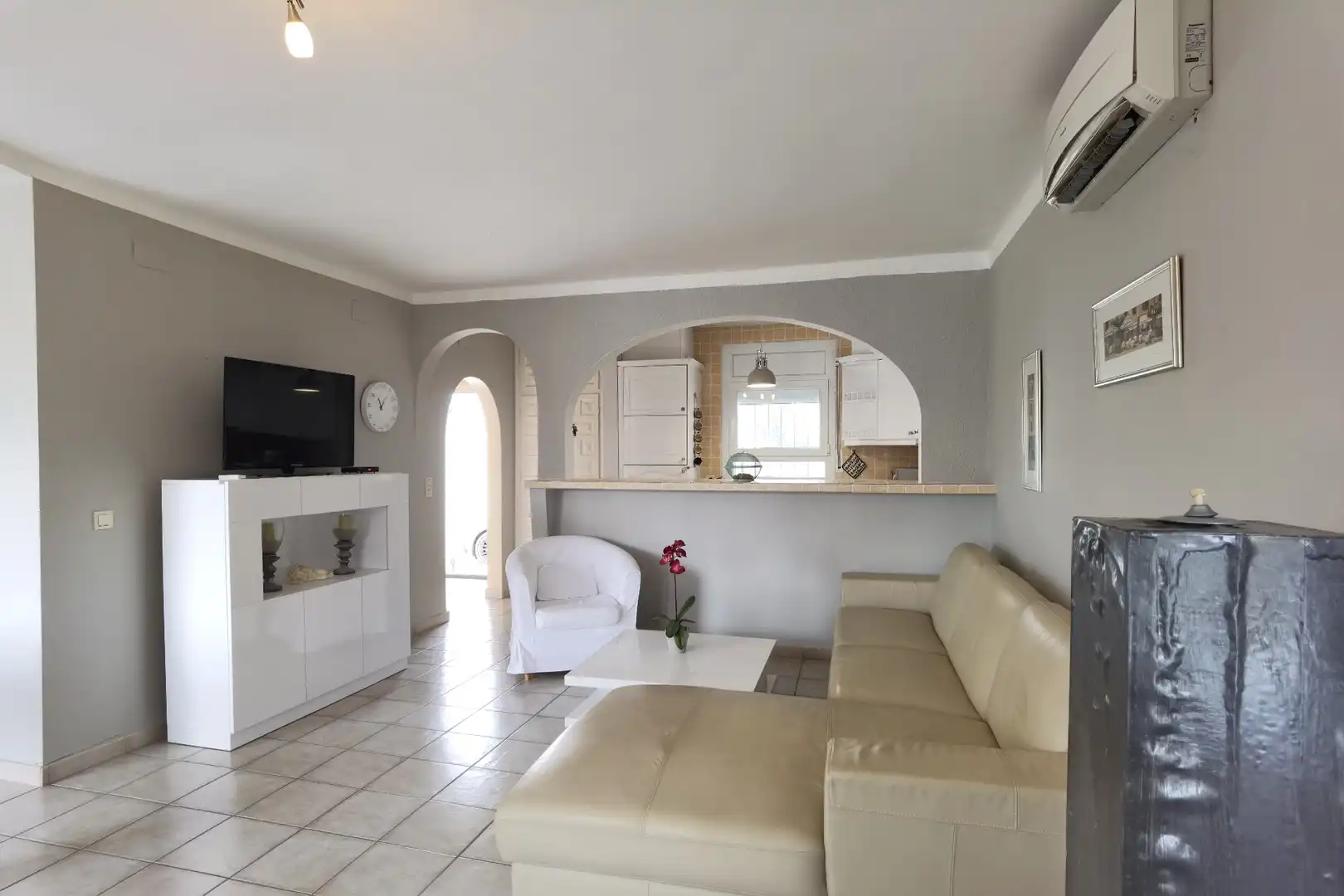 Sala d'estar de Casa o xalet en venda en Empuriabrava amb Aire condicionat, Jardí privat i Terrassa