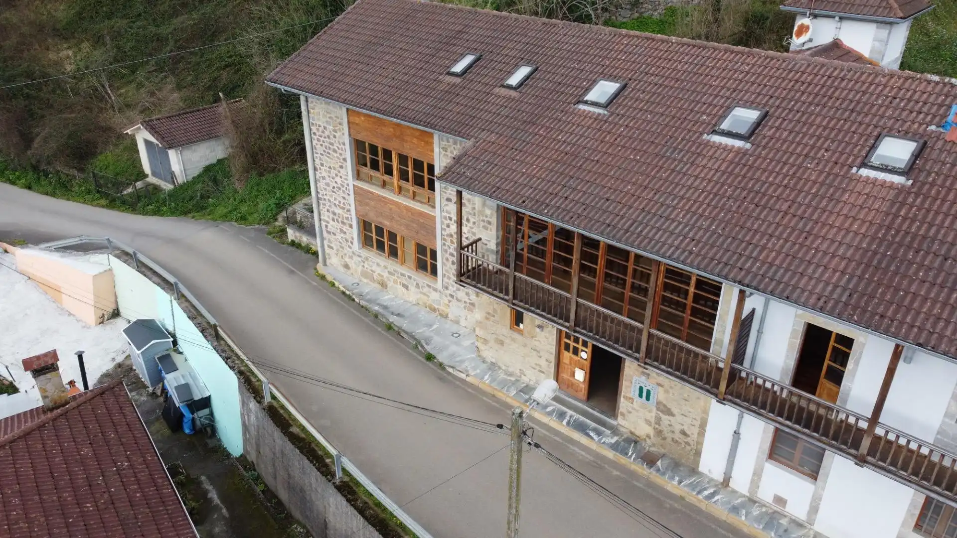 Vista exterior de Finca rústica en venda en Lena amb Jardí privat, Traster i Balcó